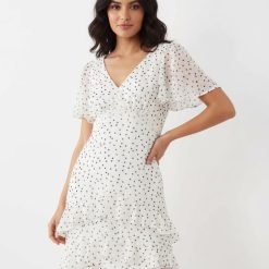 robes longues noires à pois en mousseline et volants couleur crème courte avec col en v et manches évasées