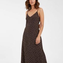 robes rouges à petit pois longueur marron mollet portée par une femme avec col en v et bretelles fines