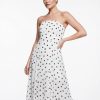 robes bustier à pois blancs longue petite robe portée par une femme élégante avec un motif imprimé à pois noirs