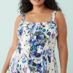 robes roses à pois blanc fines bretelles trapèze coupe corset imprimé fleuri bleu et violet portée par un mannequin sur fond blanc