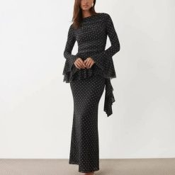 robes en tulle à pois volantés longue détails fronces noire à manches longues évasées et petits pois blancs