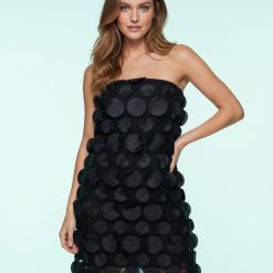 robes bustier à pois supérieure relief longue qualité noir portée par une femme mannequin sur fond bleu pastel