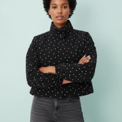 vestes à pois noir denim style cheminée col sport portée par une femme avec un jean gris