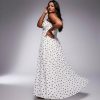 robes bustier à pois longue mousseline en blanc portée par un mannequin grande taille avec des motifs de pois noirs pour un style élégant et fluide