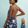 robes pin up à pois col halter taille basse longue noué bleu marine et blanc dos nu portée par un mannequin de profil montrant le motif imprimé