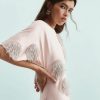 robes satin à pois longue ornementés en pêche avec des franges argentées brillantes sur les manches et le devant