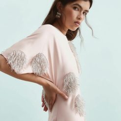robes satin à pois longue ornementés en pêche avec des franges argentées brillantes sur les manches et le devant
