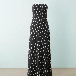 robes satin à pois noir foulard dénudées épaules longue sans bretelles avec des motifs a pois blancs