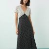 robes satin à pois variés mi longue en noir avec haut blanc col en v et manches courtes
