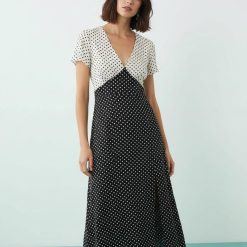 robes satin à pois variés mi longue en noir avec haut blanc col en v et manches courtes