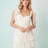 robes rouges à pois blanc noir longue en tulle épaules nœud petite portée par une femme avec bretelles nouées et volants superposés