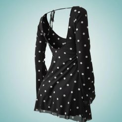 robes vintages rouges à pois noirs tulle courte évasées manches ouvert dos noire a pois blancs avec un grand dos nu et des manches longues