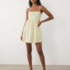 robes à pois jaune courte carré col bretelles babydoll multi une femme porte une robe légère et élégante aux motifs pois trouve votre taille maintenant