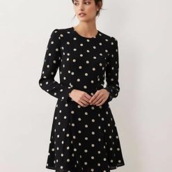 robes évasées à pois noirs courte découpe dos ourlet avec manches longues et pois blancs élégants idéal pour un look chic