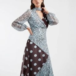 robes à pois années 50 bénitier foulard longue détail col bleu marron et bleue fluide à manches longues avec empiècements contrastés motif pois grands et petits