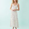 robes asymétriques à pois longue encolure dégagée beige ourlet fluide sans manches motif pois noirs