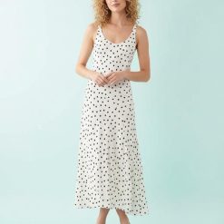 robes asymétriques à pois longue encolure dégagée beige ourlet fluide sans manches motif pois noirs