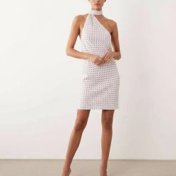 robes asymétriques à pois roses courte avec foulard satinée portée par une femme mannequin avec des talons