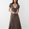 robes à pois rouge marron dentelle col v rétro longue bordures portée par une femme avec des manches courtes bouffantes