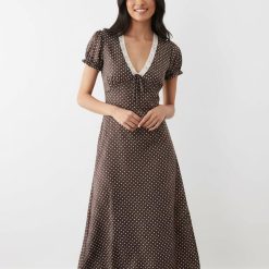 robes à pois rouge marron dentelle col v rétro longue bordures portée par une femme avec des manches courtes bouffantes