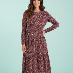 robes à pois marine bordeaux manches longues motif tacheté mollet portée par un mannequin élégant sur fond menthe