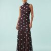 robes à pois rouge froncée basse taille encolure montante bordeaux longue sans manches avec des pois bleu ciel portée par un mannequin
