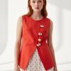 robes longues à pois rouge popeline aspect lin jupe gilet coupe tailleur rouge sans manches avec boutons dores originaux porte par une femme rousse
