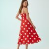 robes à pois rouges dos lin smocks mi-longue mélangé portée par une femme vue de dos avec des bretelles fines et des motifs à pois blancs