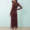 robes longues marron à pois chocolat en tulle longueur mollet une robe moulante transparente à manches longues avec des pois roses sur une jeune femme trouve