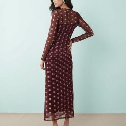 robes longues marron à pois chocolat en tulle longueur mollet une robe moulante transparente à manches longues avec des pois roses sur une jeune femme trouve