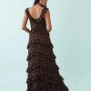 robes longues marron à pois et crème étagés volants en tulle portée par un mannequin sur un fond bleu clair