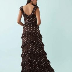 robes longues marron à pois et crème étagés volants en tulle portée par un mannequin sur un fond bleu clair