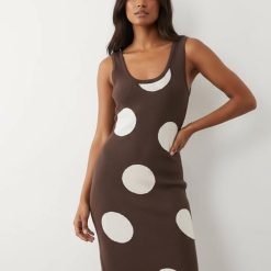 robes longues marron à pois maille en robe longue ajustée sans manches avec grands pois blancs portée par un mannequin