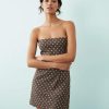 robes longues marron à pois bandeau avec liens noués portée par une femme mannequin sur fond bleu clair