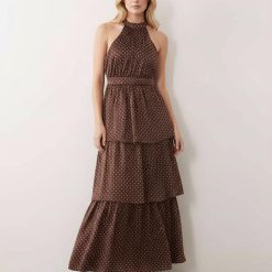 robes longues marron à pois chocolat râpé encolure américaine volants étagés portee par une femme blonde sans manches style chic