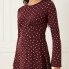 robes à pois rouge longues manches courte avec bordeaux imprimée de petits motifs ronds roses ajustée à la taille et col rond