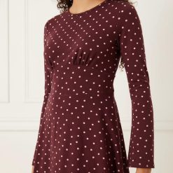 robes à pois rouge longues manches courte avec bordeaux imprimée de petits motifs ronds roses ajustée à la taille et col rond