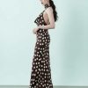 robes longues marron à pois foulard satinée col bénitier portée par un mannequin de profil avec dos nu