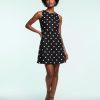 robes longues marron à pois chocolat droite lin noués taille liens sans manches col rond portee par une femme avec des talons noirs