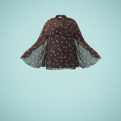 robes longues marron à pois col montant manches cape drapée en voile transparent et coupe fluide sur fond bleu clair