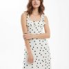 robes roses à pois blanc volants bretelles avec crème imprimé élégante robe longue à pois noirs sur fond crème avec des volants sur le décolleté et des bretelles fines un style estival décontracté