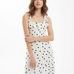 robes roses à pois blanc volants bretelles avec crème imprimé élégante robe longue à pois noirs sur fond crème avec des volants sur le décolleté et des bretelles fines un style estival décontracté