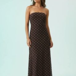 robes à pois transparentes tulle longue en bandeau marron portée par un mannequin