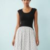robes roses à pois blanc longue hybride encolure dégagée sans manches avec un haut noir ajusté et une jupe évasée blanche à pois noirs