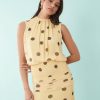 robes en tulle à pois jupe froncée taille basse longue blousante jaune pale avec motifs de pois marron col haut sans manches