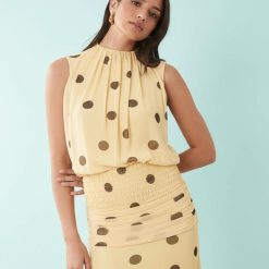 robes en tulle à pois jupe froncée taille basse longue blousante jaune pale avec motifs de pois marron col haut sans manches