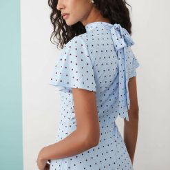robes en tulle à pois bretelles fines courte détail nouer imprimé bleu robe bleu clair à pois marron avec un col montant et un nœud attaché dans le dos avec des manches courtes volantées