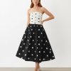 robes à pois blanc et noir occasions fines bandeau grandes bretelles multicolore coupe mi longue avec haut bustier blanc drape et jupe evasee noire a pois