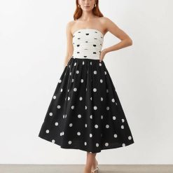robes à pois blanc et noir occasions fines bandeau grandes bretelles multicolore coupe mi longue avec haut bustier blanc drape et jupe evasee noire a pois
