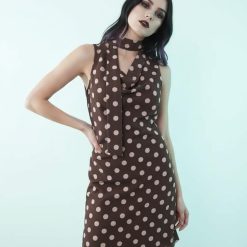 robes en tulle à pois foulard détail courte marron portée par un mannequin avec un sac noir et des sandales